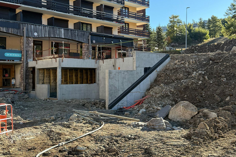 New concrete constructions at the base of a building in Risoul