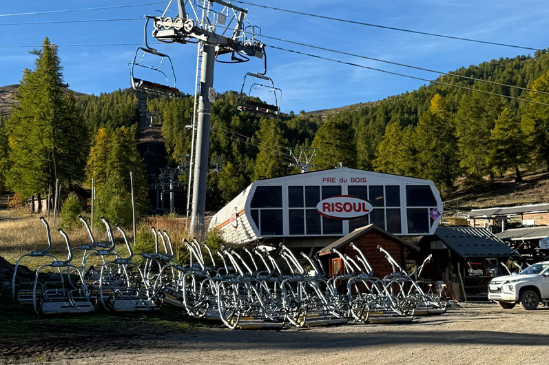 Pré du Bois chairlift in Risoul with stored chairs